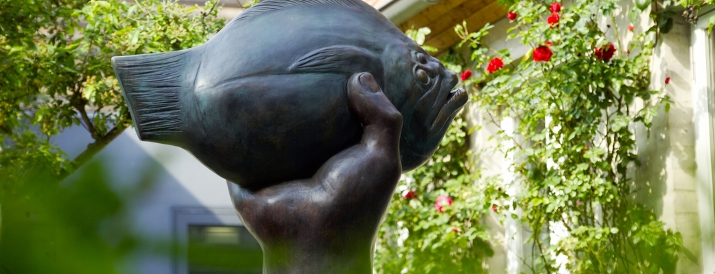 Günter Grass-Haus, Skulpturengarten mit der Bronze von Günter Grass, ‘Butt im Griff‘, 2002 © copyright: die LÜBECKER MUSEEN, Foto: Michael Haydn