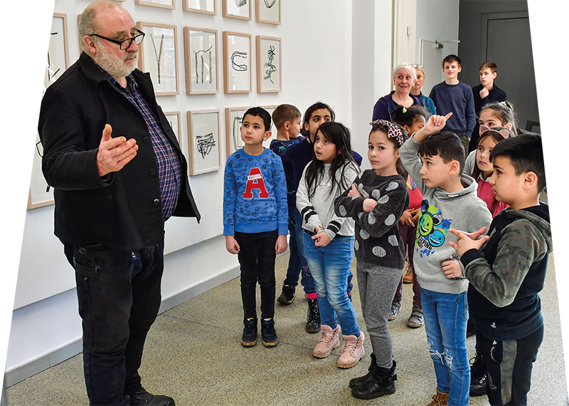 Gröpelinger Kinder begegnen dem Künstler Robert Schad in der Ausstellung 