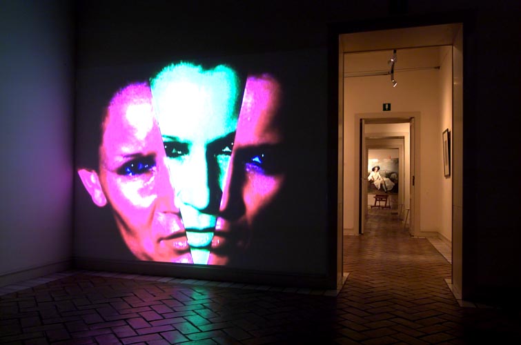 Katharina Sieverding: Video-Installation 2001, © Foto: Janos Grapow, Rom