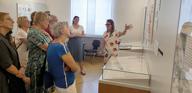 Beim Sommerfest des Literaturarchivs führten Nicole Fischer und Katharina Heigl durch die Kabinettausstellung zum DFG-Projekt.  © Literaturarchiv Sulzbach-Rosenberg e.V.