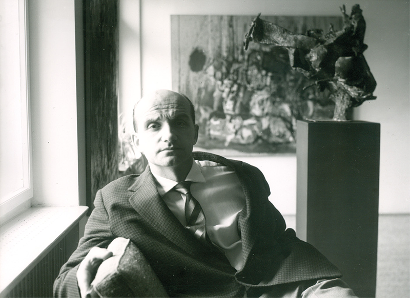 Otto van den Loo in seiner Galerie in der Maximilianstraße 22, 1963 © Archiv Stiftung van de Loo