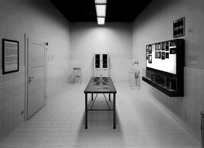 Der ‘Sektionsraum‘ in der Themenausstellung ‘Kosmos im Kopf. Gehirn und Denken‘ (2000), Foto: Volker Kreidler