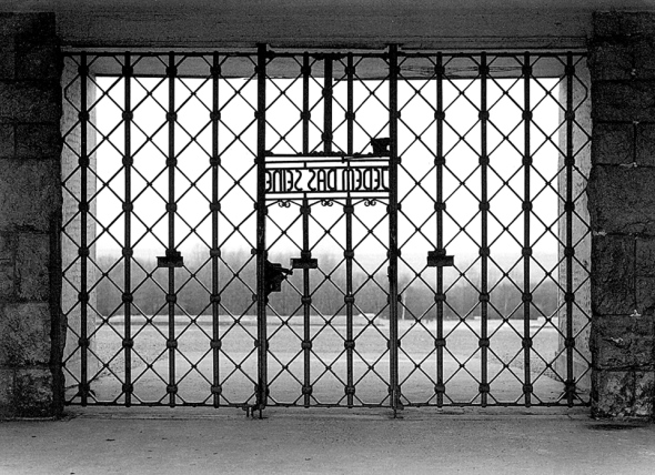 Das Lagertor von Buchenwald mit der Inschrift ‘Jedem das Seine‘, Foto: Jürgen Maria Pietzsch, Spröda