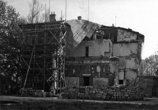 Haus Wahnfried, Rückseite nach der Zerstörung durch Fliegerbomben vom 5. April 1945 (1974–76 wieder aufgebaut), Foto: unbekannt, ca. 1946