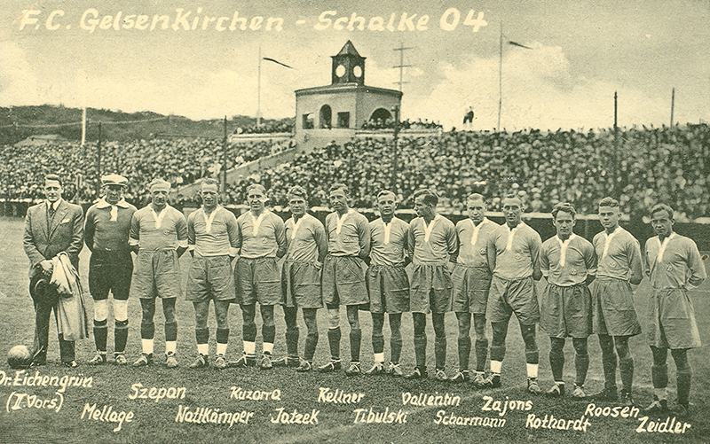 TSURIKRUFN! Aus dem Beitrag des Schalke 04: Paul Eichengrün 1932 mit den Spielern, Foto: FC Schalke 04