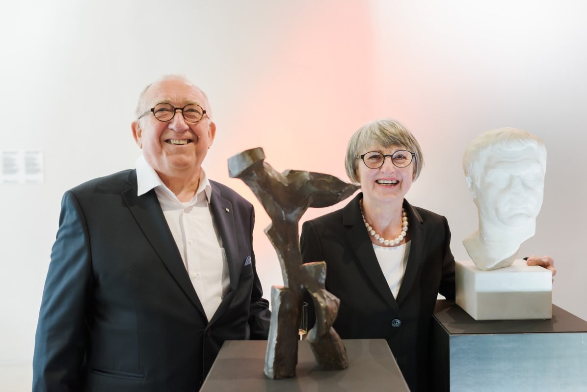 Günter und Anita Lichtenstein bei der Maecenas-Ehrung des AsKI im Bauhaus Museum Weimar; im Vordergrund links: Bronzeplastik 