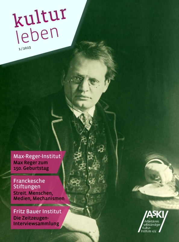 Titelbild kultur leben 1/23: Max Reger im Konservatoriumsrock rauchend am Beistelltisch sitzend, Leipzig 1907, Foto: Max-Reger-Institut, Foto: E. Hoenisch 