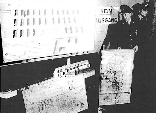 Lagepläne und Skizzen des Vernichtungslagers Auschwitz, im Gerichtssaal von Polizeibeamten aufgebaut, Foto: dpa