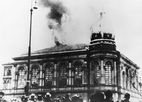 Brennende Synagoge am Börneplatz, Foto: Institut für Stadtgeschichte der Stadt Frankfurt/Main
