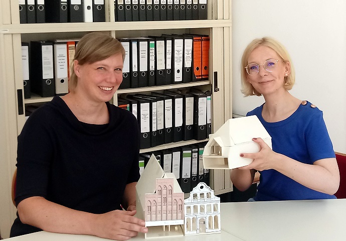 Birte Lipinski (li.) und Caren Heuer mit dem Modell des Neuen Buddenbrookhauses, Foto: die LÜBECKER MUSEEN