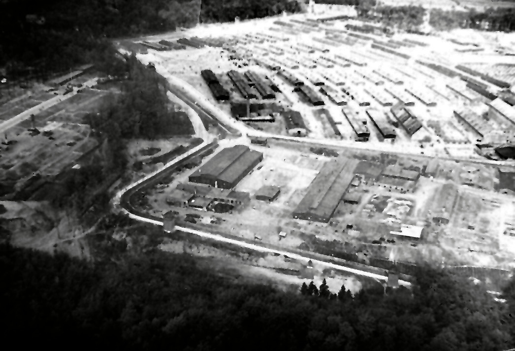 Im Vordergrund das Gelände der Deutschen Ausrüstungswerke Buchenwald, in unmittelbarer Nähe dahinter Krematorium und Häftlingslager, Flugaufnahme Mai 1945, 