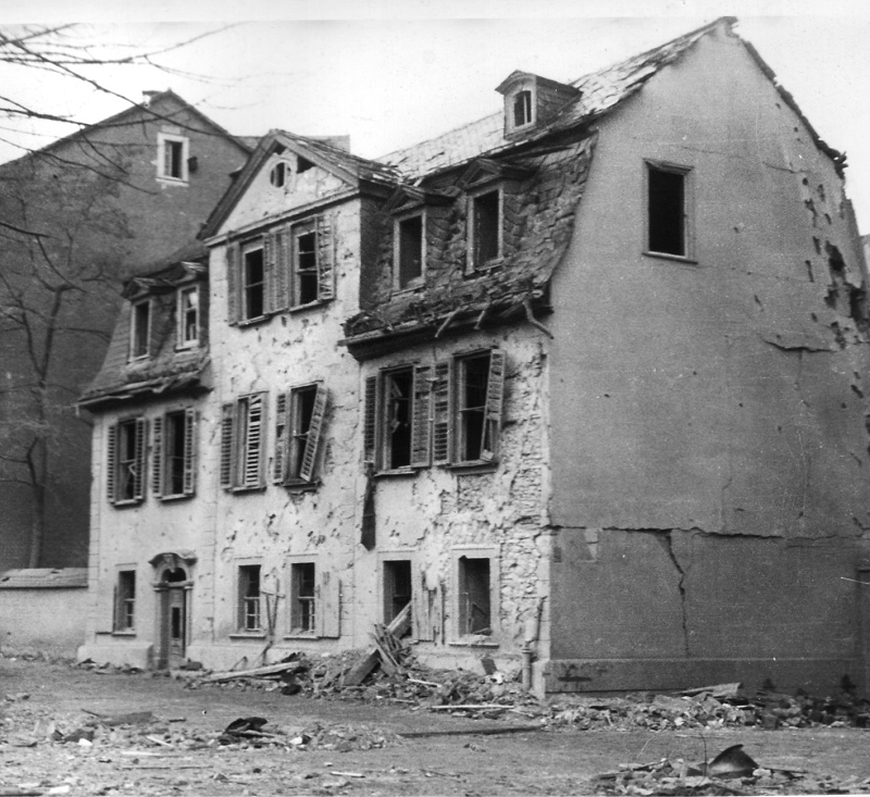 Durch einen Luftangriff auf Weimar beschädigtes Schillerhaus, nach dem 9. Februar 1945, Foto: Günther Beyer, Lichtbildner Constantin Beyer, Weimar