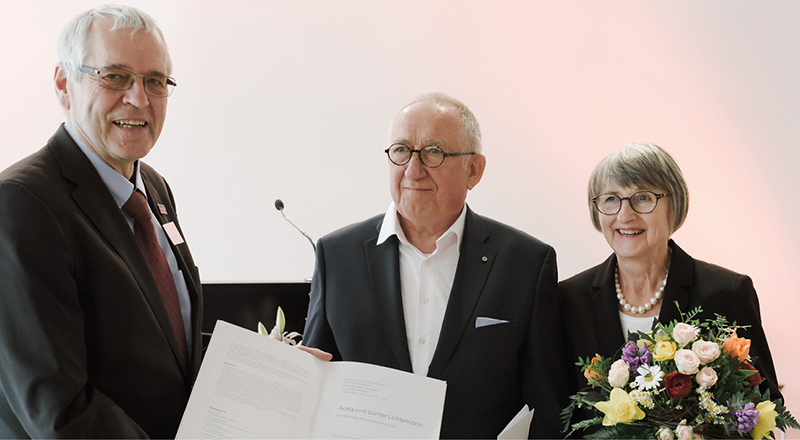Professor G. Ulrich Großmann übergibt die Maecenas-Urkunde an Günter und Anita Lichtenstein, Foto: Candy Welz, Weimar