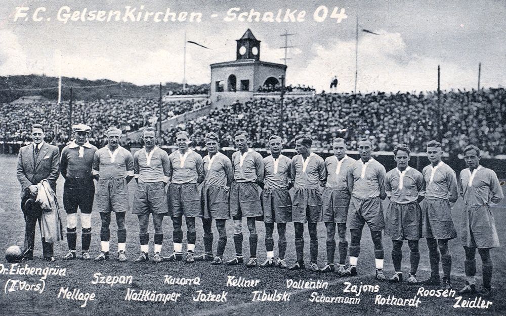 Paul Eichengrün 1932 mit den Spielern des FC Schalke 04, © Schalke 04 