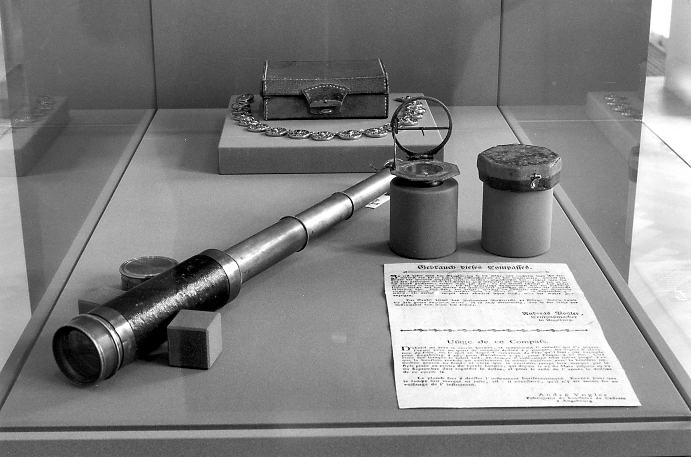 Fernrohr und Kompass (von Herder), Halsschmuck (Geschenk an Caroline Flachsland), Goethe-Nationalmuseum Weimar, Foto: Sigrid Geske
