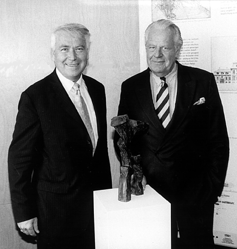 Prinz Michael von Sachsen-Weimar-Eisenach (rechts), Prof. Dr. Dr.h.c.mult. Volkmar Hansen mit der Maecenas-Skulptur des Bildhauers Manfred Sihle-Wissel, © Foto: Ekko von Schwichow, Berlin