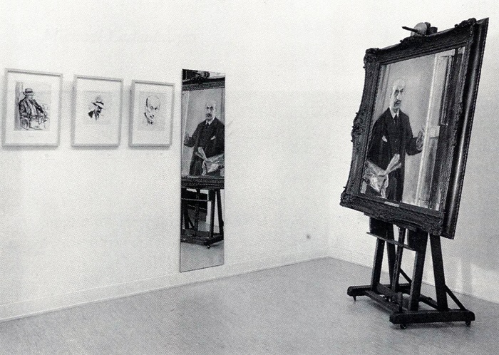 Max Liebermann, Selbstbildnis, 1916, Öl auf Leinwand (in der Ausstellung inszeniert mit Spiegel-Bild), Foto: Kunsthalle Bremen