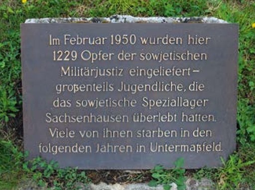 1999 errichtete Gedenktafel für die überstellten Insassen des aufgelösten Speziallagers Nr. 1 Sachsenhausen vor der Justizvollzugsanstalt Untermaßfeld, Foto: Stiftung Gedenkstätten Buchenwald
