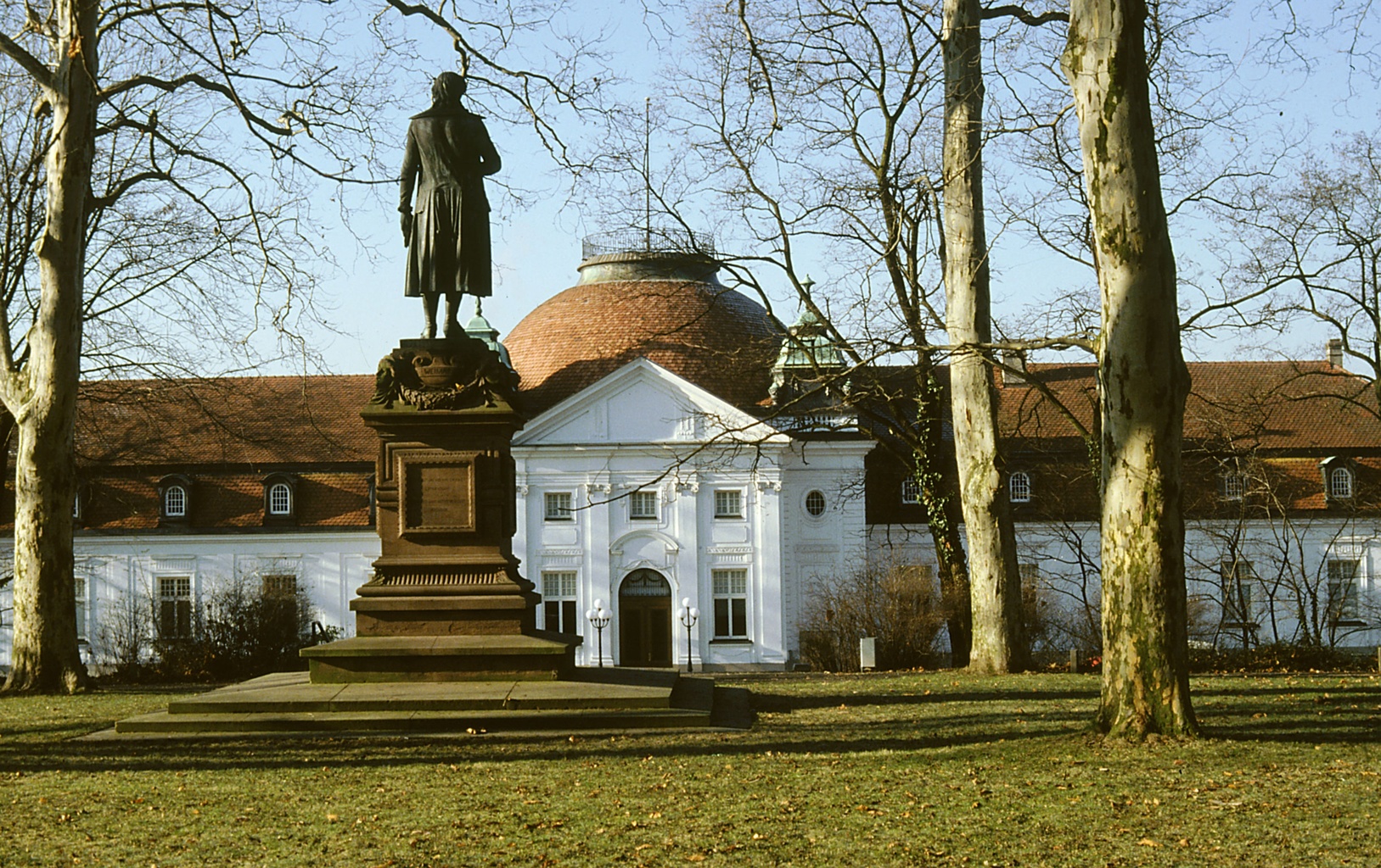 Blick über die Schillerhöhe: Schillerdenkmal und Schiller-Nationalmuseum, Foto: DLA Marbach