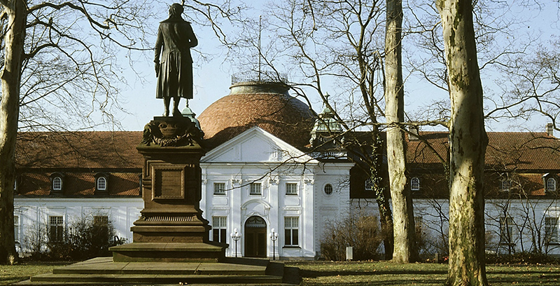 Schillerdenkmal und Schiller-Nationalmuseum in Marbach am Neckar, DLA Marbach, Foto: Mathias Michaelis