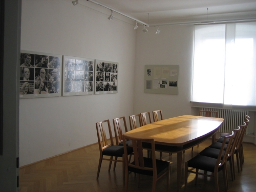 ‘Gruppe 47‘-Raum mit Tisch aus der Berliner Wohnung Hans-Werner Richters, Foto: Literaturarchiv Sulzbach-Rosenberg