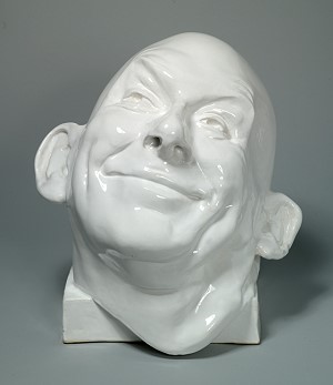 Johannes Grützke: Der lächelnde Kopf, 1995, weißer Ton, weiße Glasur, 39,0 x 37,0 cm, Privatbesitz, Foto: Monika Runge, Germanisches Nationalmuseum