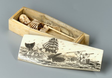 Miniatursarg als Totengedenken für den Walfänger Ben Huggins, 1825, Foto: Museum für Sepulkralkultur Kassel