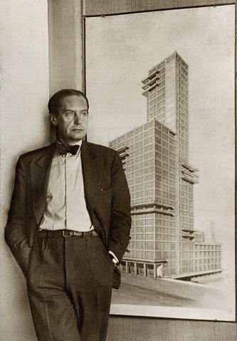 Walter Gropius 1928 vor seinem Entwurf zum Tribune Tower von 1922, © Bauhaus-Archiv, Berlin / Associated Press