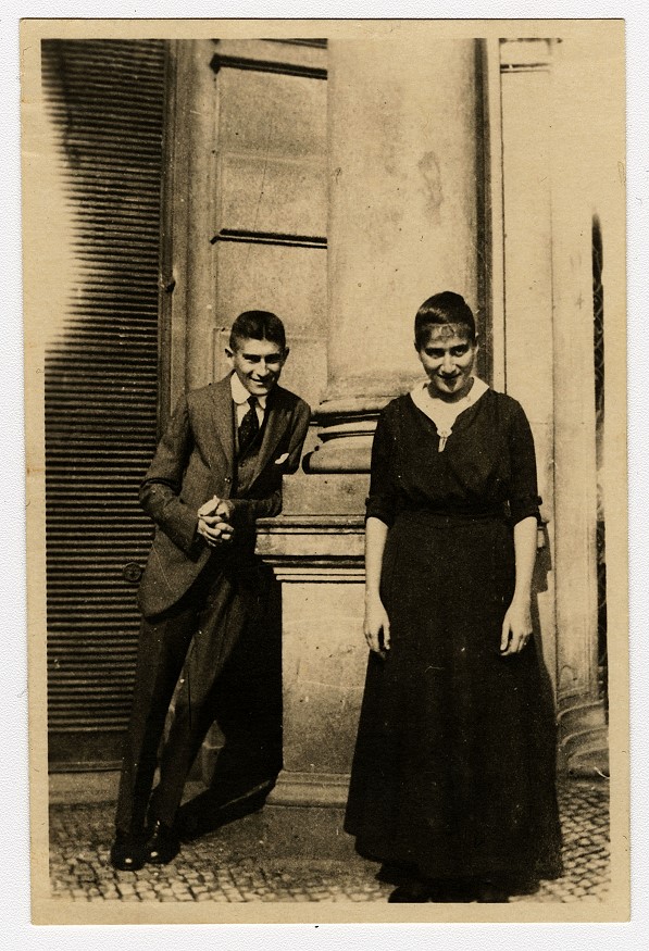 Franz Kafka mit seiner Schwester Ottla vor dem Oppelt-Haus in Prag, um 1914, Foto: DLA Marbach