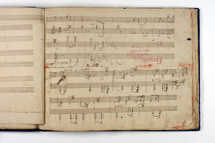 Die Originalhandschrift von Beethovens Diabelli-Variationen op. 120, Ende der 13. und Anfang der 14. Variation, Hier hat der Komponist mit Siegellack drei Blätter übereinander geklebt. © Foto: Beethoven-Haus Bonn
