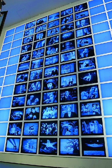 DIE BLAUE WAND - Dia-Installation von Regina Schmeken am Eingang der Ständigen Ausstellung Fernsehen. Deutsche Kinemathek, Foto: Subuddha Kellner 