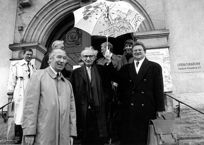 Übergabe 2. Schenkung 1991, v.l.n.r.: Staatssekretär Leeb, Walter Höllerer, 1. Bürgermeister Gerd Geismann, © Foto: Literatur-Archiv SBR