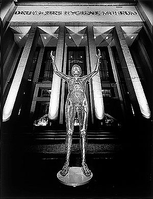 Die Gläserne Frau vor dem Hauptportal (1996), Foto: André Rival