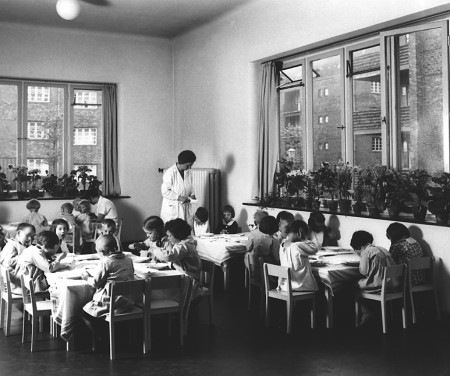 Mittagessen im Kinderhaus Altona, Aufnahme ca. 1928, © Foto: Ausstellungskatalog 