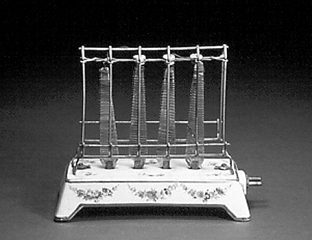 Erster in Serie produzierter elektrischer Toaster (mit Blumendekor), dritte Version, Einstecktoaster D-12 III, General Electric, USA, 1911, Sammlung Deutsches Brotmuseum Ulm, Foto: Deutsches Brotmuseum Ulm