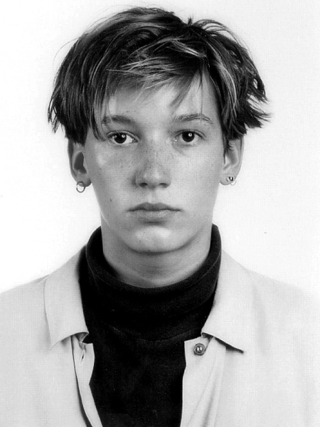 Thomas Ruff, Porträt (Simone Buch), 1988 c-print auf Plexiglas kaschiert, © Foto: Museum für Moderne Kunst, Frankfurt