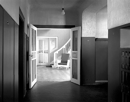 Henry van de Velde: Privathaus Hohe Pappeln in Weimar (1907/08), Blick aus dem Flur in die Wohndiele mit Treppenaufgang, © Foto: Roland Dressler, Kunstsammlungen zu Weimar