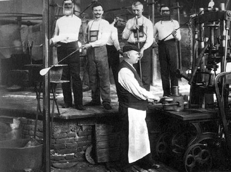 Arbeiter in einer Glasfabrik, 1904, © Archiv Klaus Wagenbach, Berlin