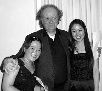 Publikumspreisträgerinnen des Kammermusikwettbewerbs, v.l.: Xiayi Jiang, Wolfgang Rihm, Reimi Matsuda, © Foto: Saule Tatubae-va