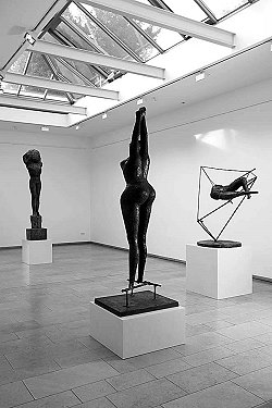 Reg Butler, vorne: Girl, 1954-1956, Bronze hinten: The Bride, 1954-1961, Bronze rechts: Figure in Space, 1956, Bronze, © Gerhard-Marcks-Haus, Bremen