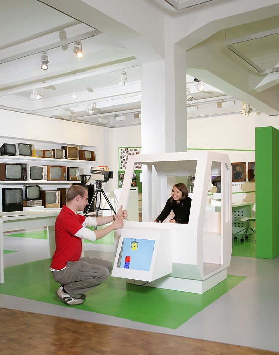 Raum Bilder: Kranspiel, Mit Gesten kommunizieren - dies können Besucher im Museum für Kommunikation spielerisch im Bereich der Kommunikation mit Bildern ausprobieren, © Foto: Mile Cindfic