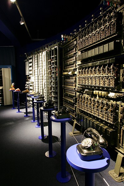 Raum Töne. Vermittlung, Blick auf die Telefonvermittlungsanlagen im Raum Hören des Museums für Kommunikation Nürnberg, © Foto: Mile Cindfic
