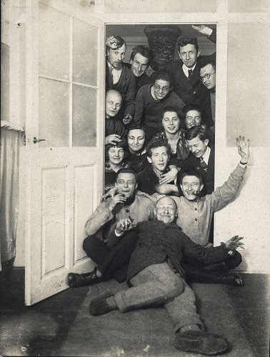 Unbekannt, Das Leben am Bauhaus Weimar: Bauhäusler und Gäste, um 1922, Silbergelatinepapier, Abzug: 11,1 x 8,4 cm, © Bauhaus-Archiv Berlin