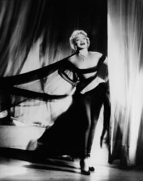 Promotionfoto mit 'Wind-Kleid', USA 1959, Entwurf: Jean Louis, Foto: Marlene Dietrich Collection - Deutsche Kinemathek