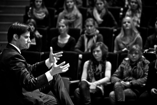 Daniel Müller-Schott im Gespräch mit musikbegeisterten Schülerinnen und Schülern vor der Maecenas-Ehrung, Foto: Mani Wollner, Bonn