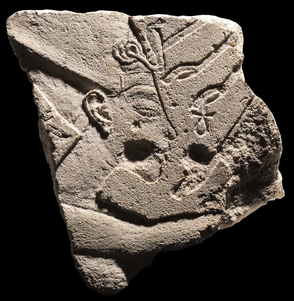König Echnaton unter dem Strahlen-Aton, Staatliche Museen zu Berlin, Ägyptisches Museum und Papyrussammlung, Foto: Jürgen Liepe