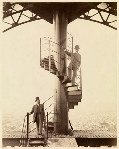 Gustave Eiffel und der Ingenieur Adolphe Salles auf der obersten Plattform des zur Weltausstellung 1889 errichteten Eiffelturms, Fotografie, Ateliers Neurdein Frères, Paris, Germanisches Nationalmuseum, Nürnberg 