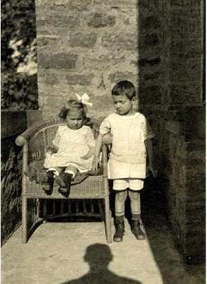 Geno und Felix Hartlaub mit dem Schatten des Vaters, 1918, Foto: DLA Marbach