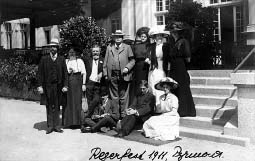 Regerfest Bad Pyrmont 1911, In der Mitte stehend Max Reger, rechts daneben Elsa Reger, vor ihnen sitzend Fritz und Grete Busch, © Foto: E. Hermanns Kunstanstalt