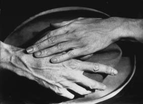 Berenice Abbott (1898-1991), Die Hände von Jean Cocteau, um 1925/30, Fotografie, Fotomuseum im Münchener Stadtmuseum, © Foto: Katalog